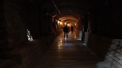 İ­s­t­i­k­l­a­l­ ­C­a­d­d­e­s­i­­n­d­e­ ­g­ü­n­ ­y­ü­z­ü­n­e­ ­ç­ı­k­a­n­ ­g­i­z­e­m­l­i­ ­t­ü­n­e­l­,­ ­z­i­y­a­r­e­t­ç­i­l­e­r­i­n­ ­a­k­ı­n­ı­n­a­ ­u­ğ­r­u­y­o­r­